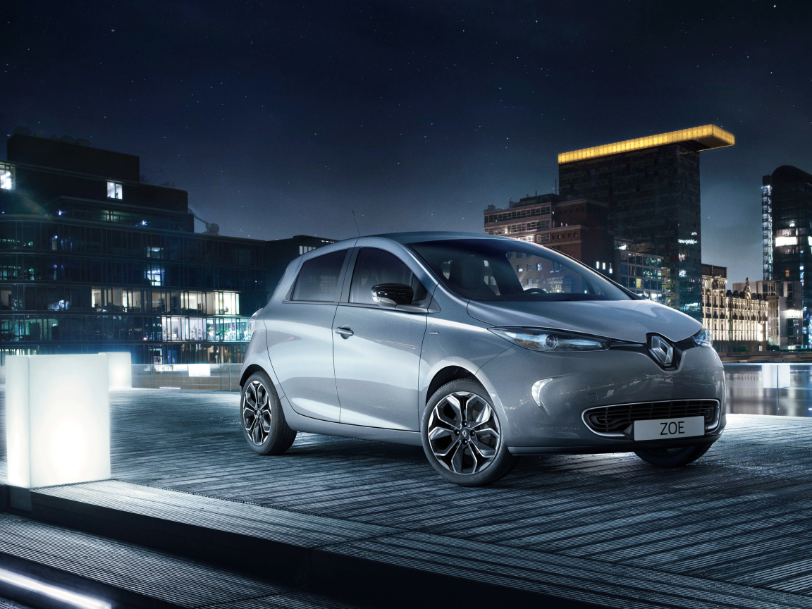 Маленький автомобиль Renault Zoe ZE Iconic на фоне города