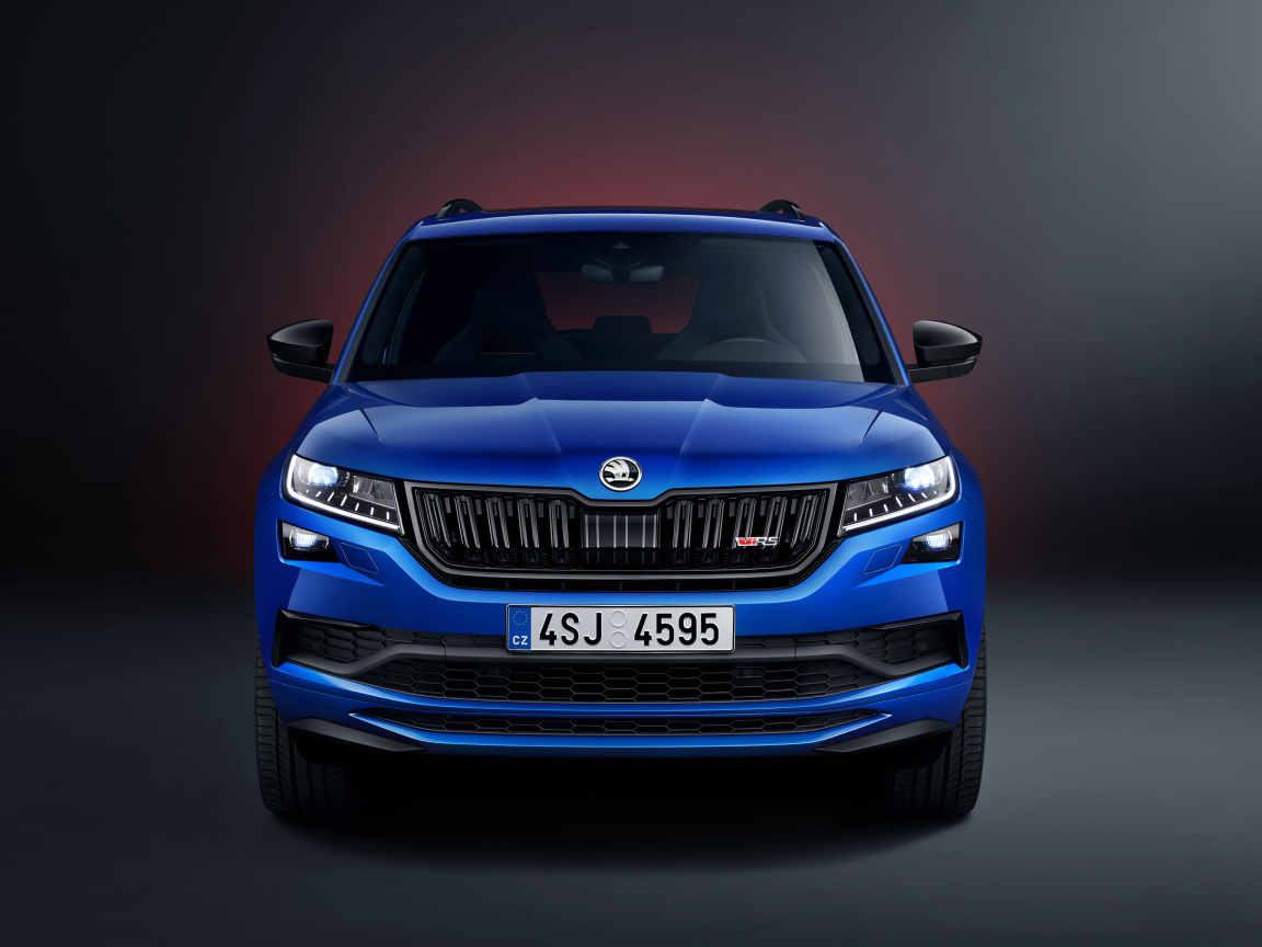 Синий автомобиль Skoda Kodiaq RS 2019 года вид спереди