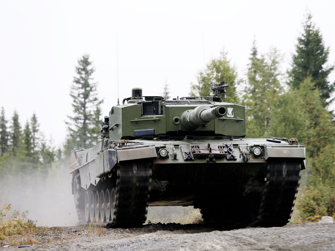 Зеленый танк Леопард 2