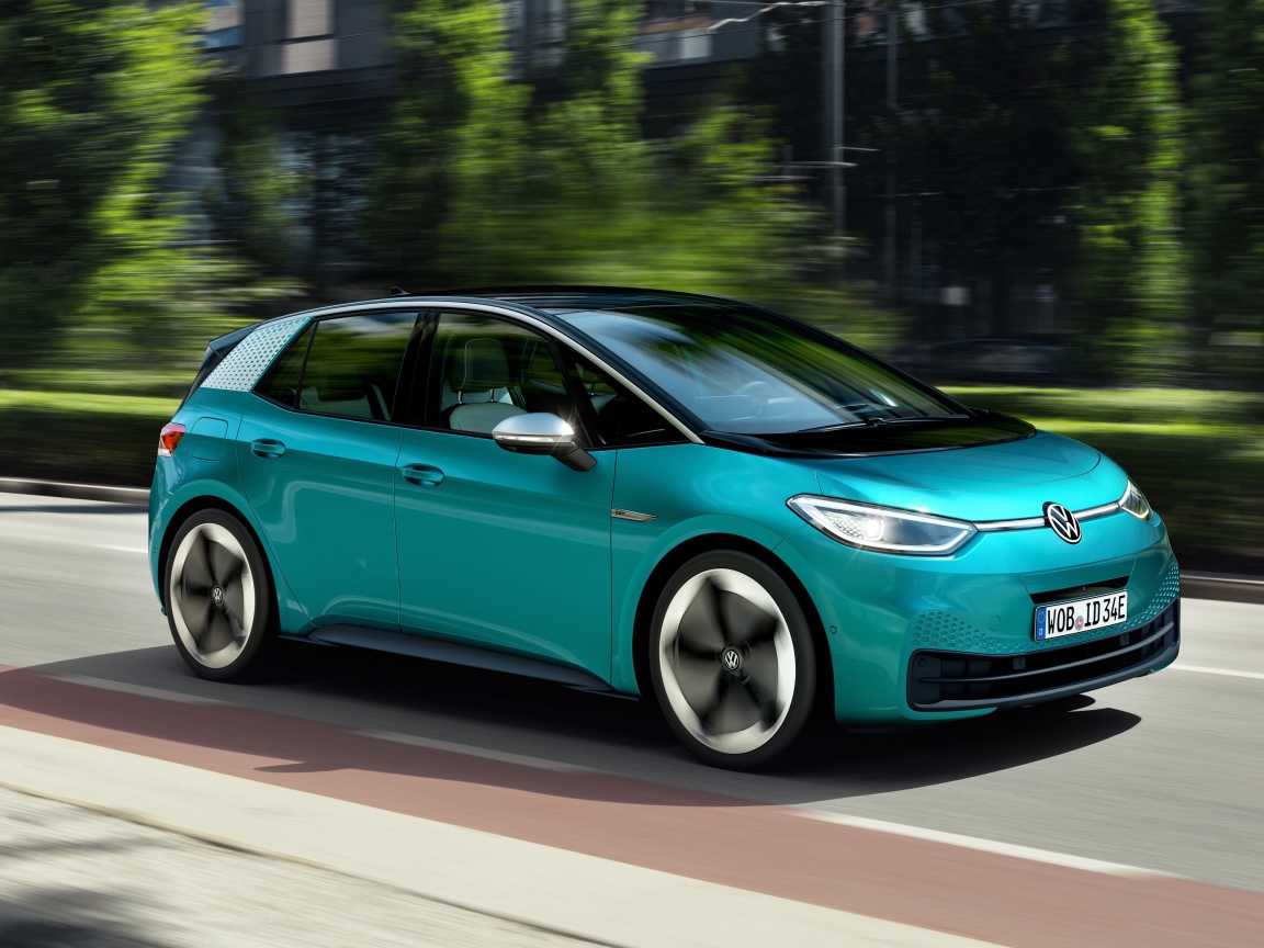 Автомобиль Volkswagen ID.3 1st 2019 года едет по городу