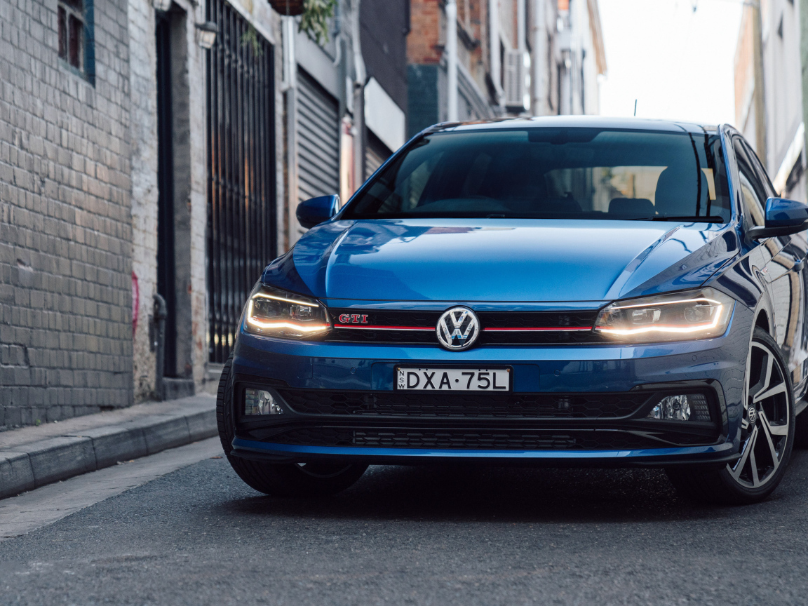Синий автомобиль Volkswagen Polo GTI 2018 года 