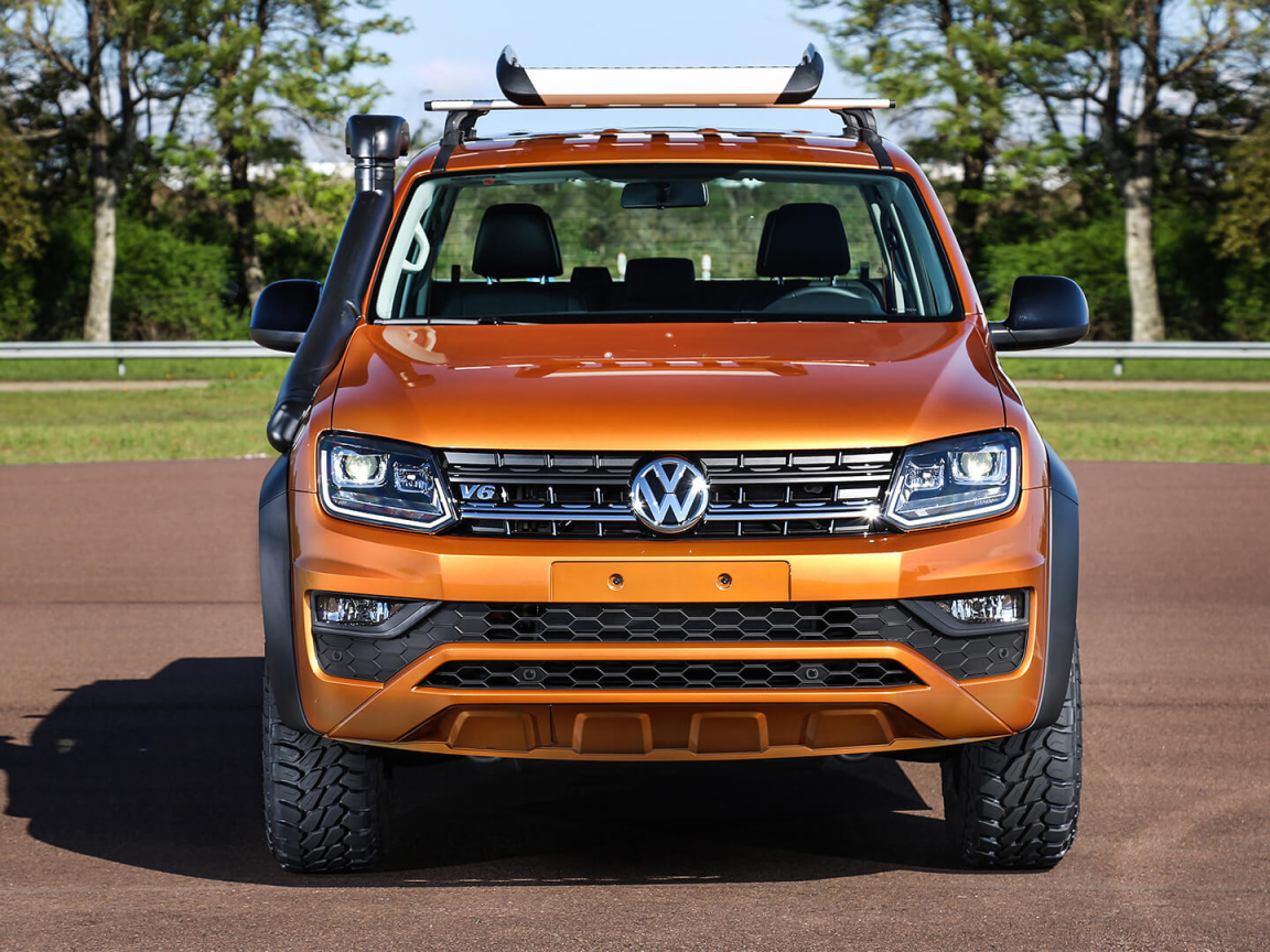 Золотистый внедорожник Volkswagen Amarok V6 вид спереди 