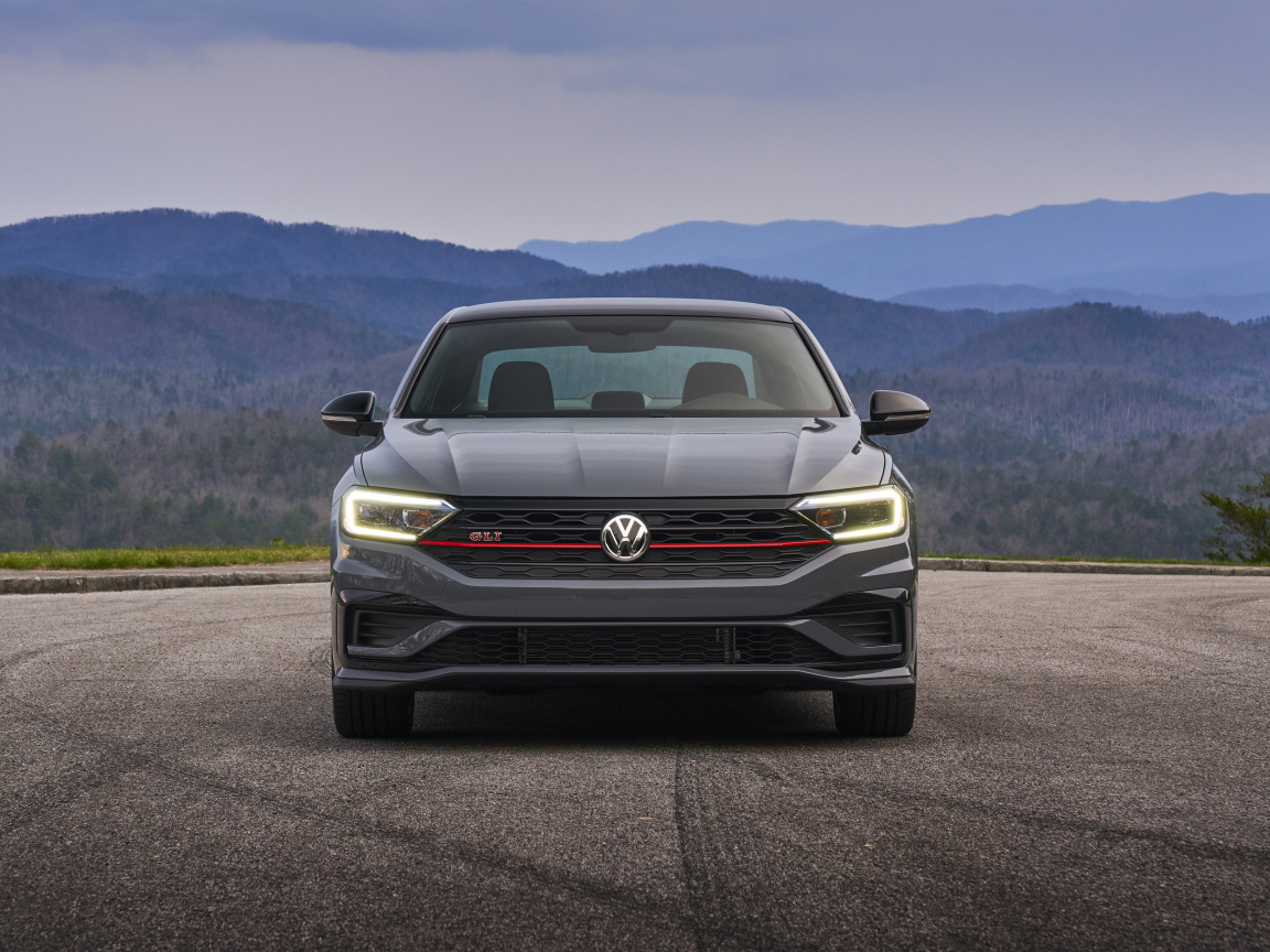 Серебристый автомобиль  Volkswagen Jetta GLI, 2019 года на фоне горизонта 