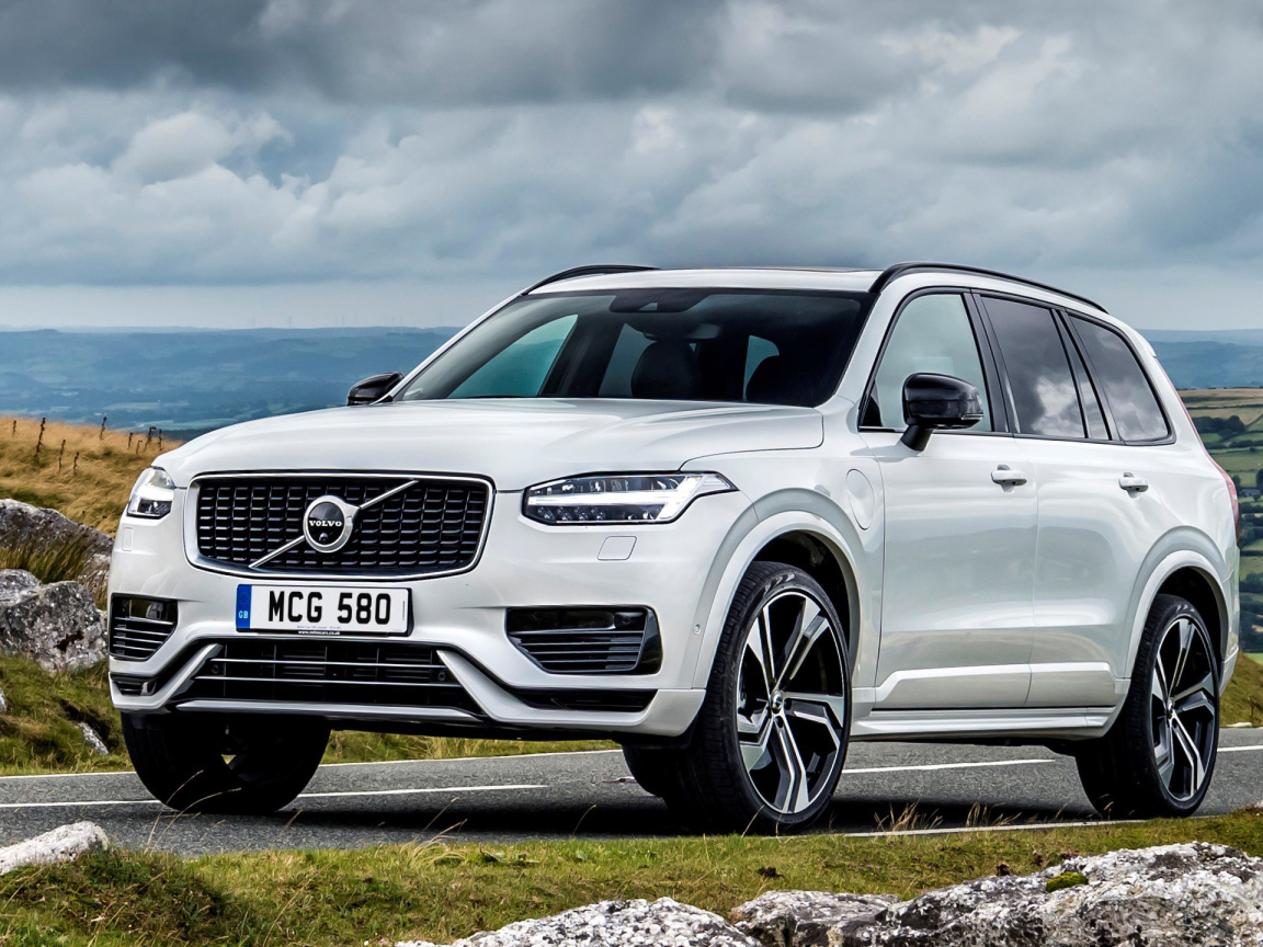 Белый автомобиль Volvo XC90 T8 Twin Engine R-Design 2019 года на дороге