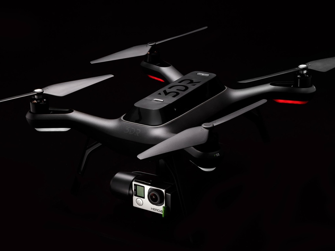 Квадрокоптер 3DR Solo на черном фоне
