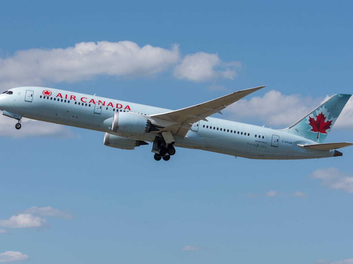 Большой пассажирский самолет Boeing 787-9 авиакомпании Air Canada в небе
