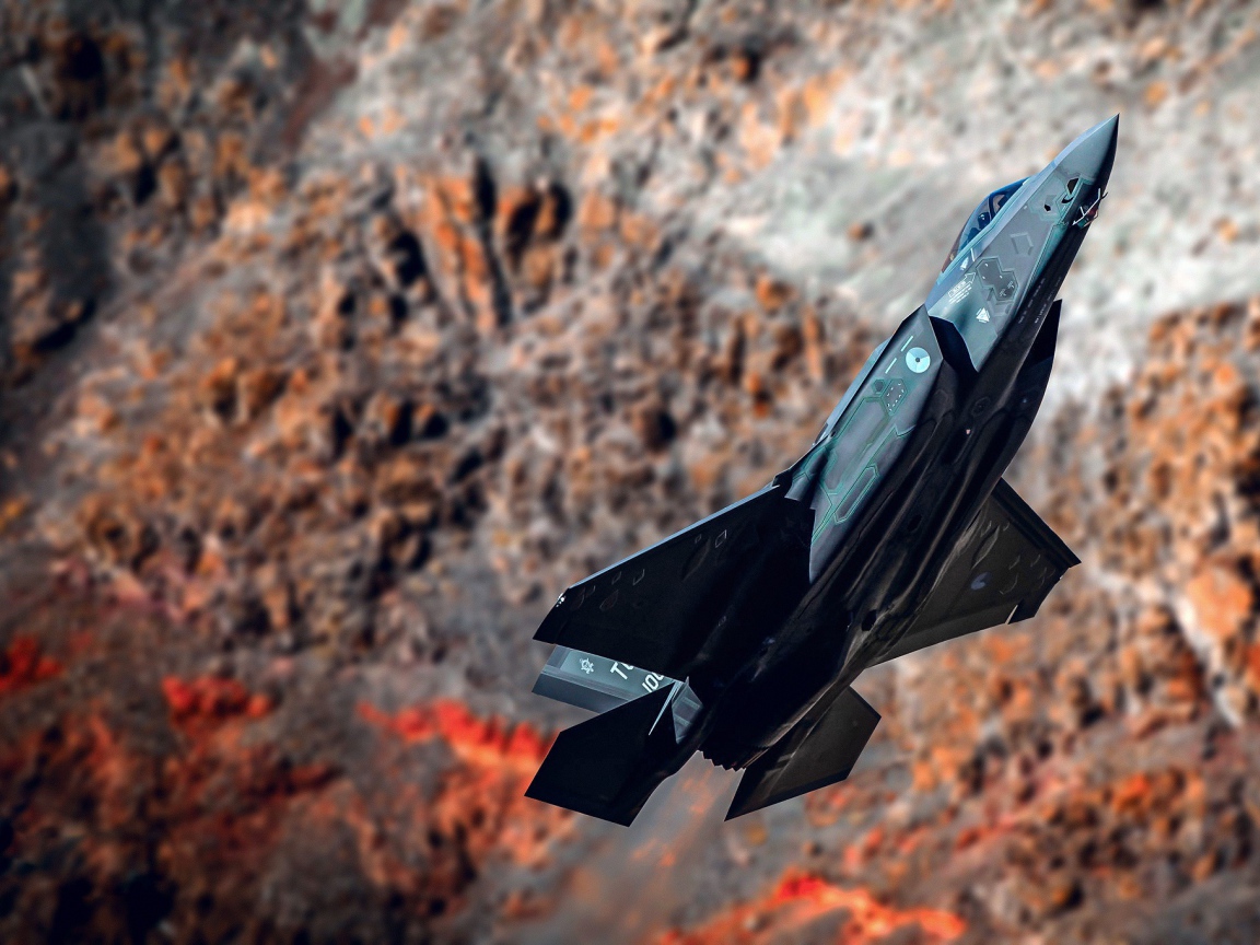 Черный истребитель F-35A Lightning II на фоне гор