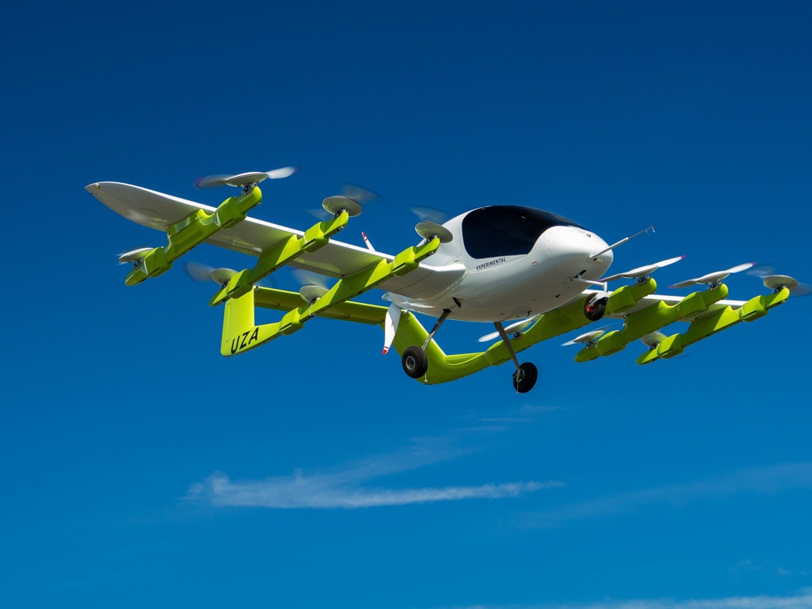 Электронный летательный дрон  Kitty Hawk Cora в небе