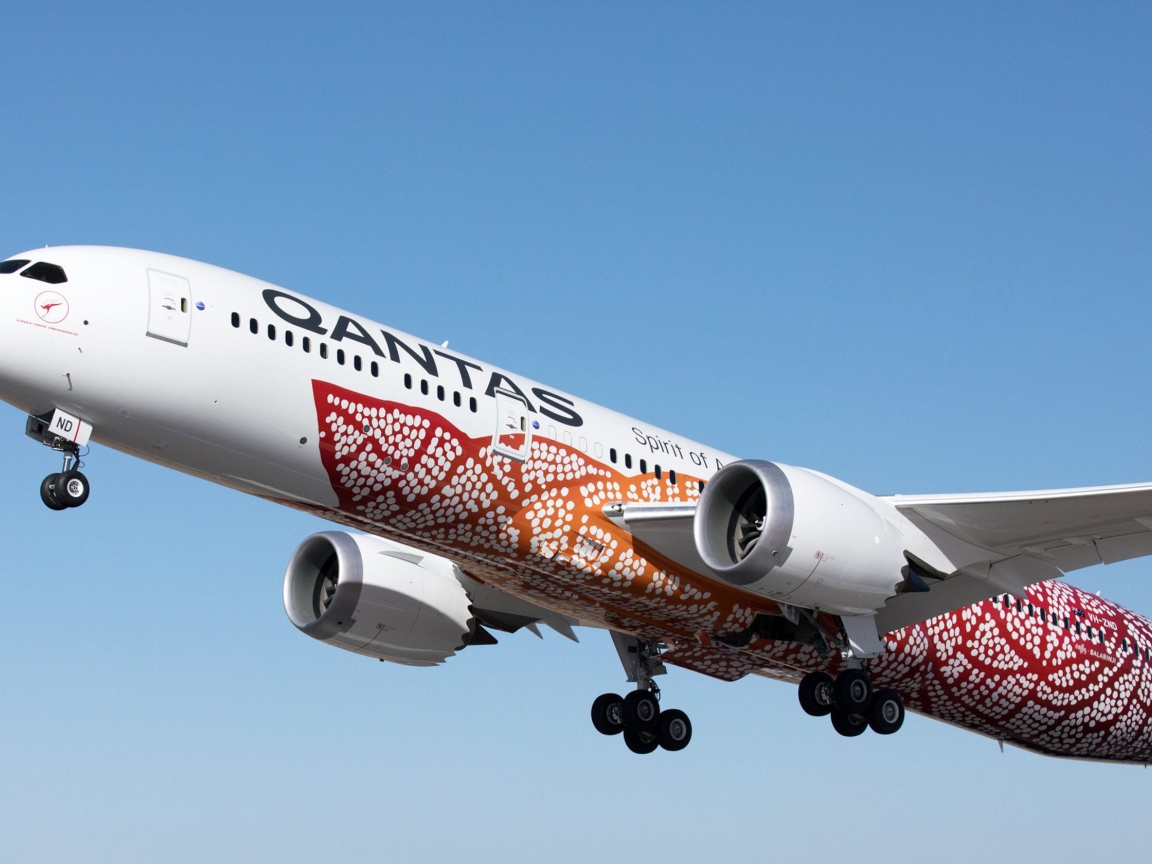 Самолет авиакомпании Qantas в небе