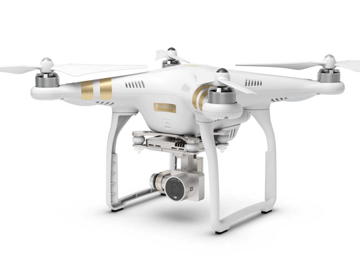 Квадрокоптер DJI Phantom 3 Professional на белом фоне