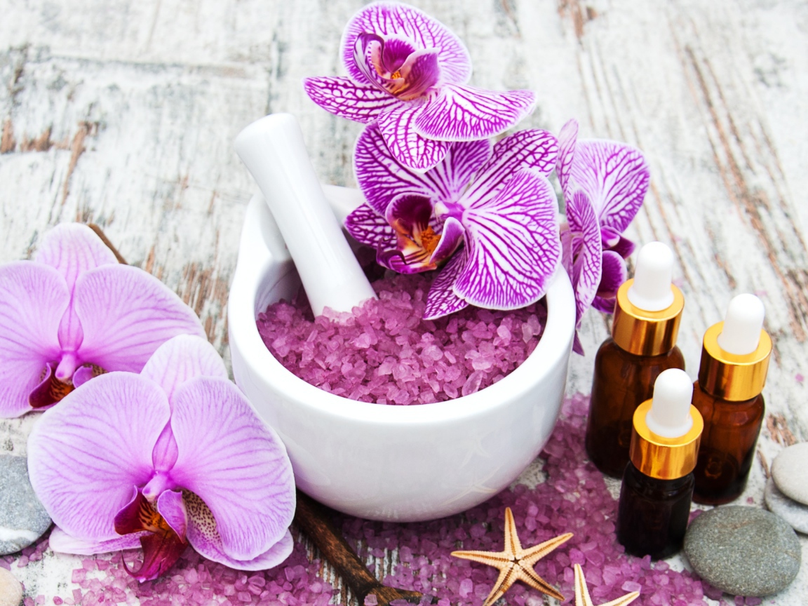 Ароматная соль, цветы орхидеи и ароматическое масло 