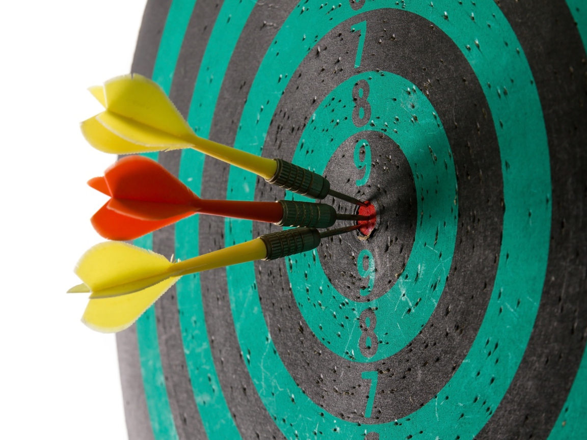 Дротики в десятке на доске для дартса 