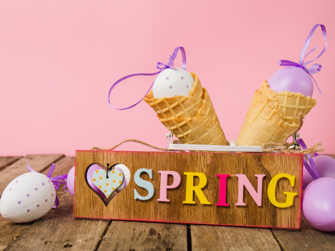 Надпись Весна на фоне вафельных рожков с яйцами