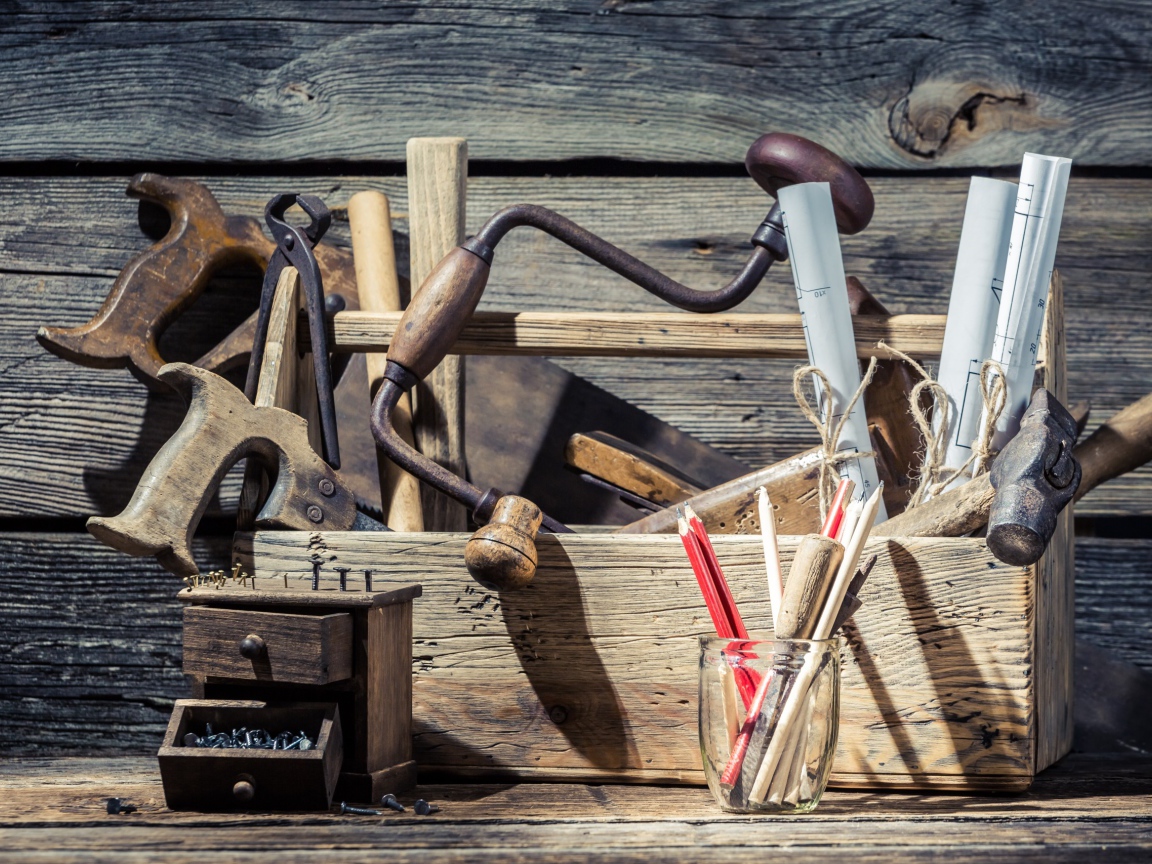 Столярные инструменты в ящике на столе