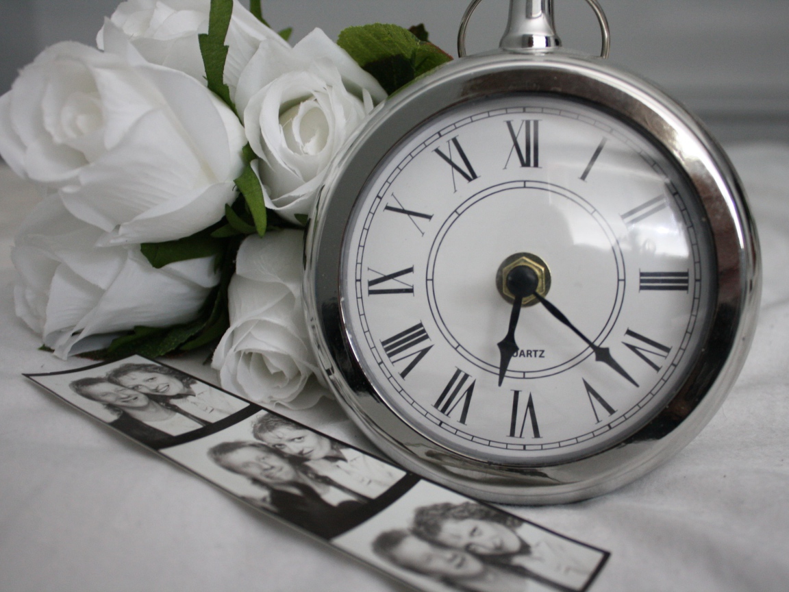 Карманные часы с розами и старыми фотографиями 