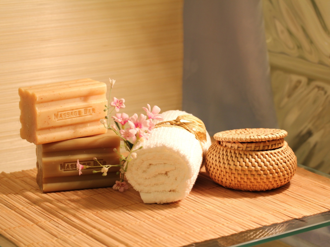 Два куска мыла на столе с полотенцем 