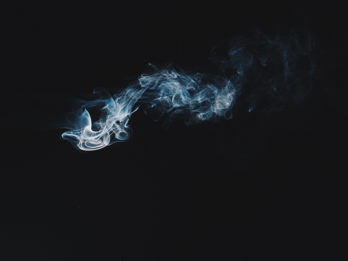 Белый дым на черном фоне 