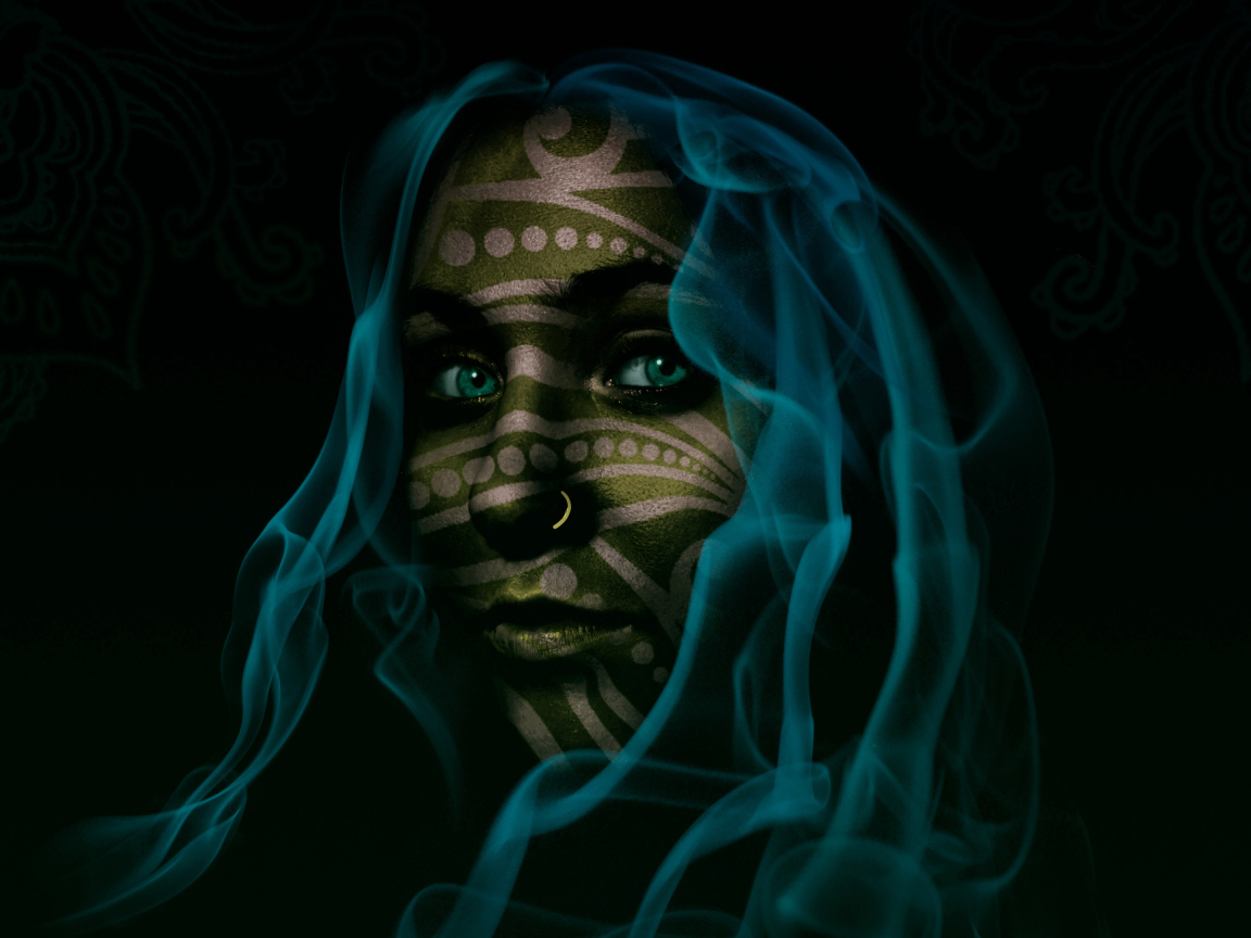 Фантастическая зеленоглазая девушка с волосами из голубого дыма