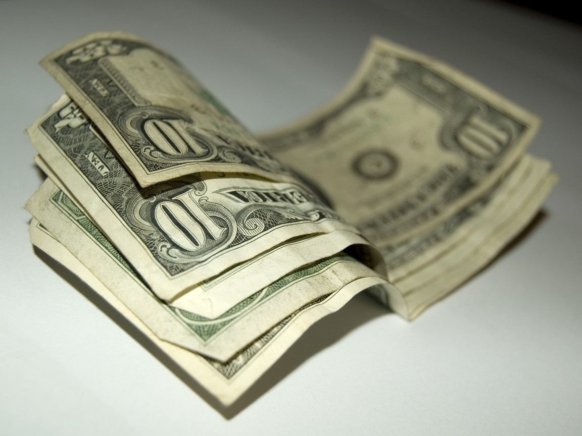 Купюры по 10 долларов на столе