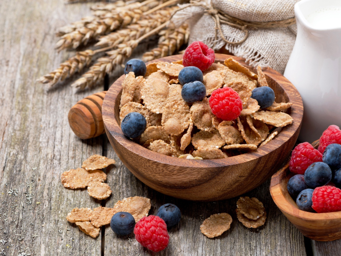 Хлопья с ягодами черники и малины на столе 