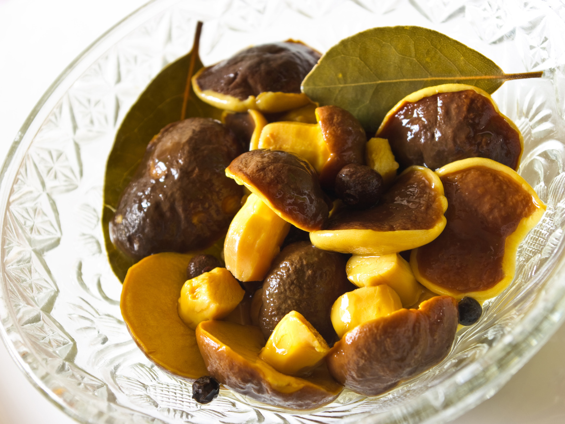 Вкусные маринованные грибы в стеклянной салатнице