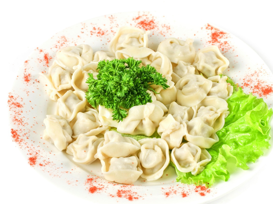 Пельмени с петрушкой и листьями салата на телке с красным перцем 