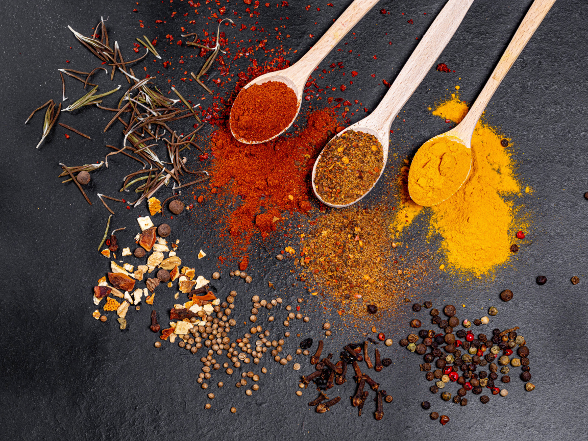 Ароматные специи на серой поверхности 