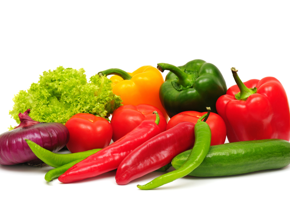 Свежий болгарский перец, помидоры, огурец, лук и листья салата на белом фоне