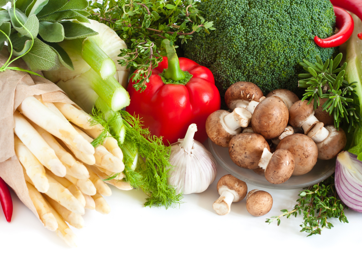 Свежие овощи с грибами на белом фоне