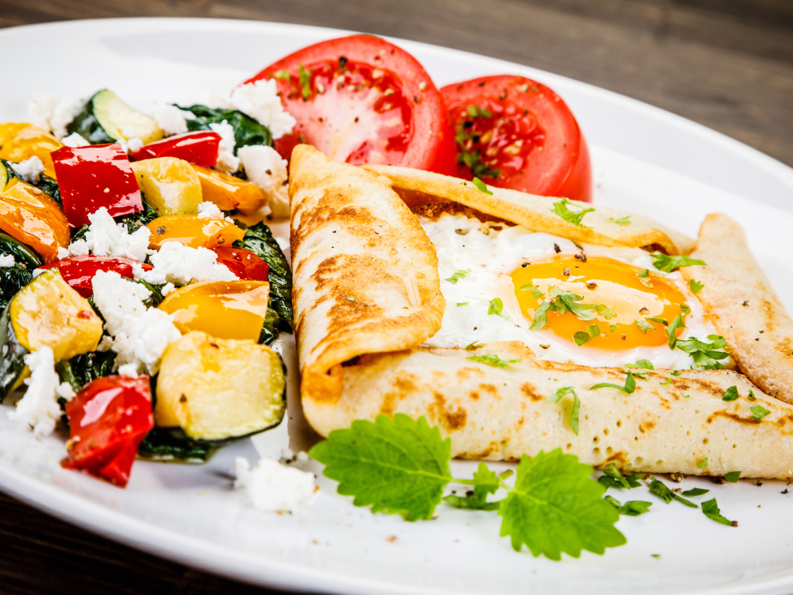 Яичница в лаваше на тарелке с салатом