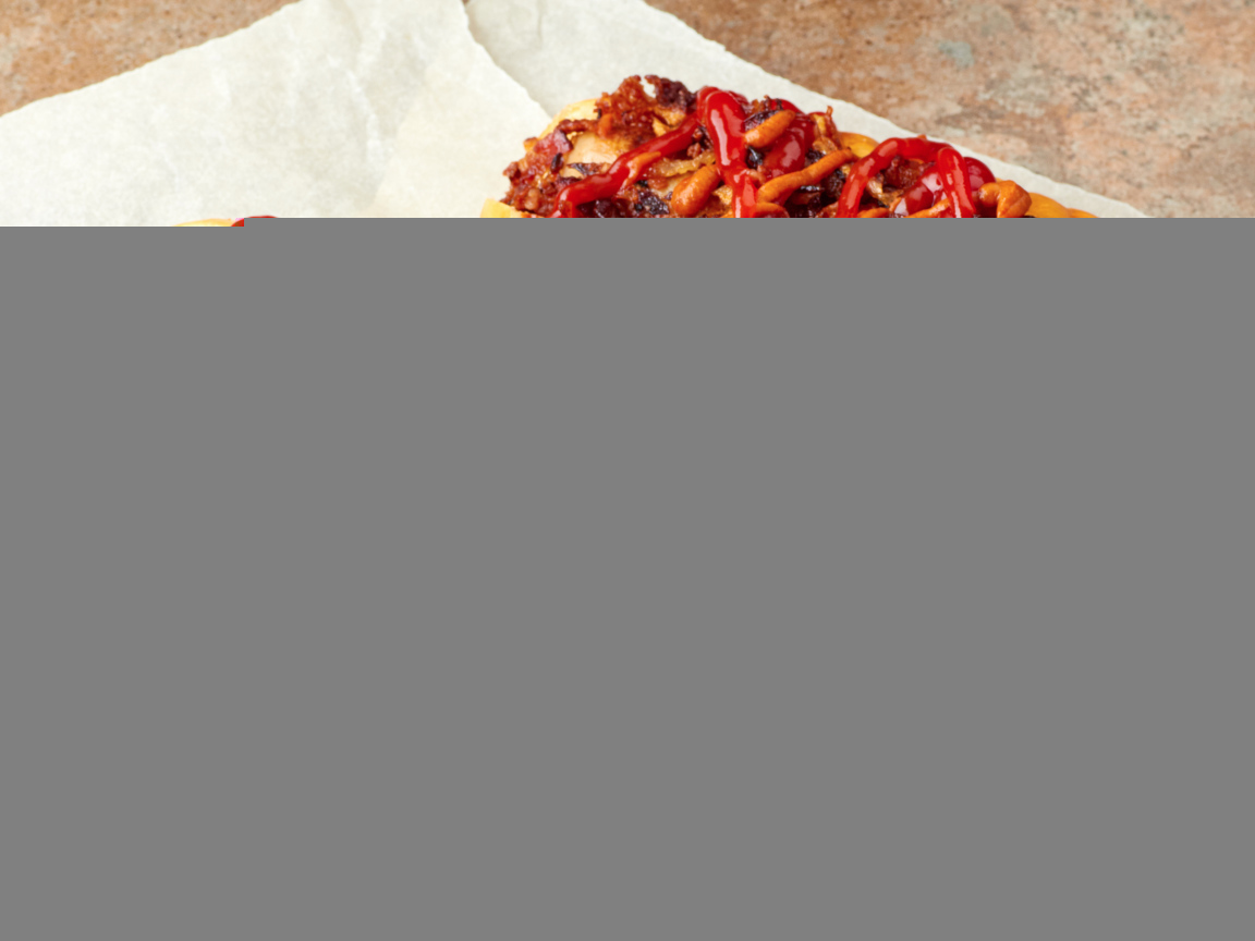 Хотдоги на гриле с сосисками и соусом