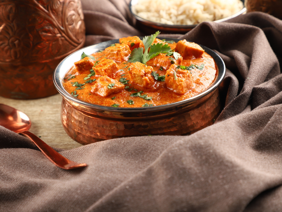 Блюдо индийской кухни Шахи панир на столе 