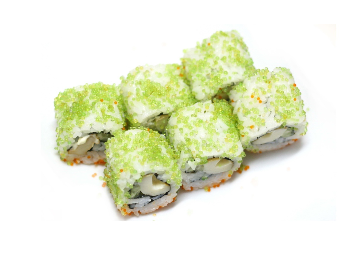 Японские суши с икрой на белом фоне 