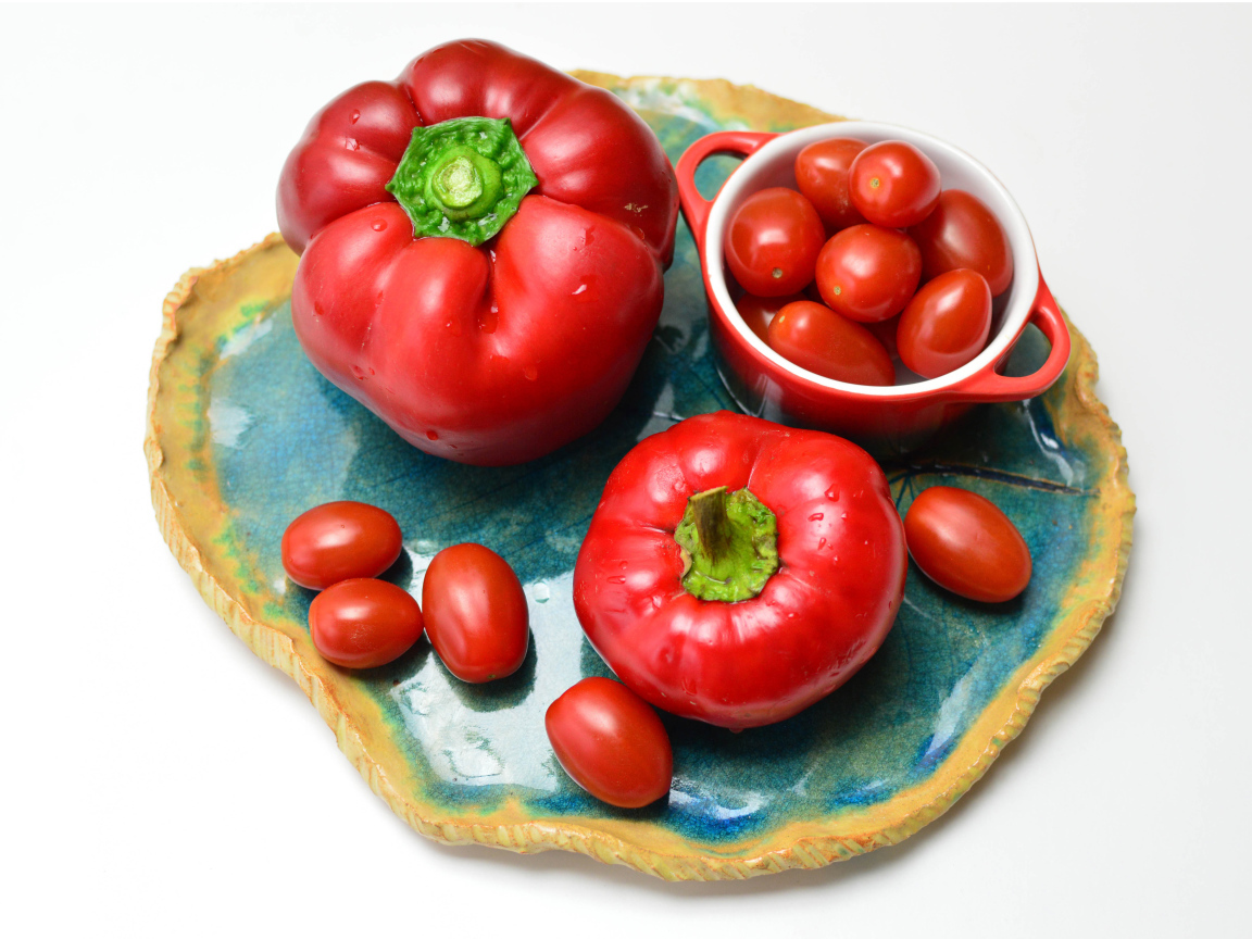 Красный болгарский перец на подносе с помидорами