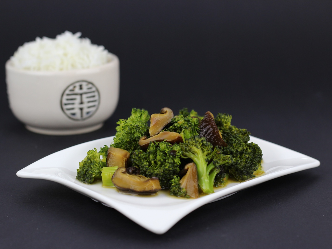 Салат с брокколи и грибами на сером фоне с рисом