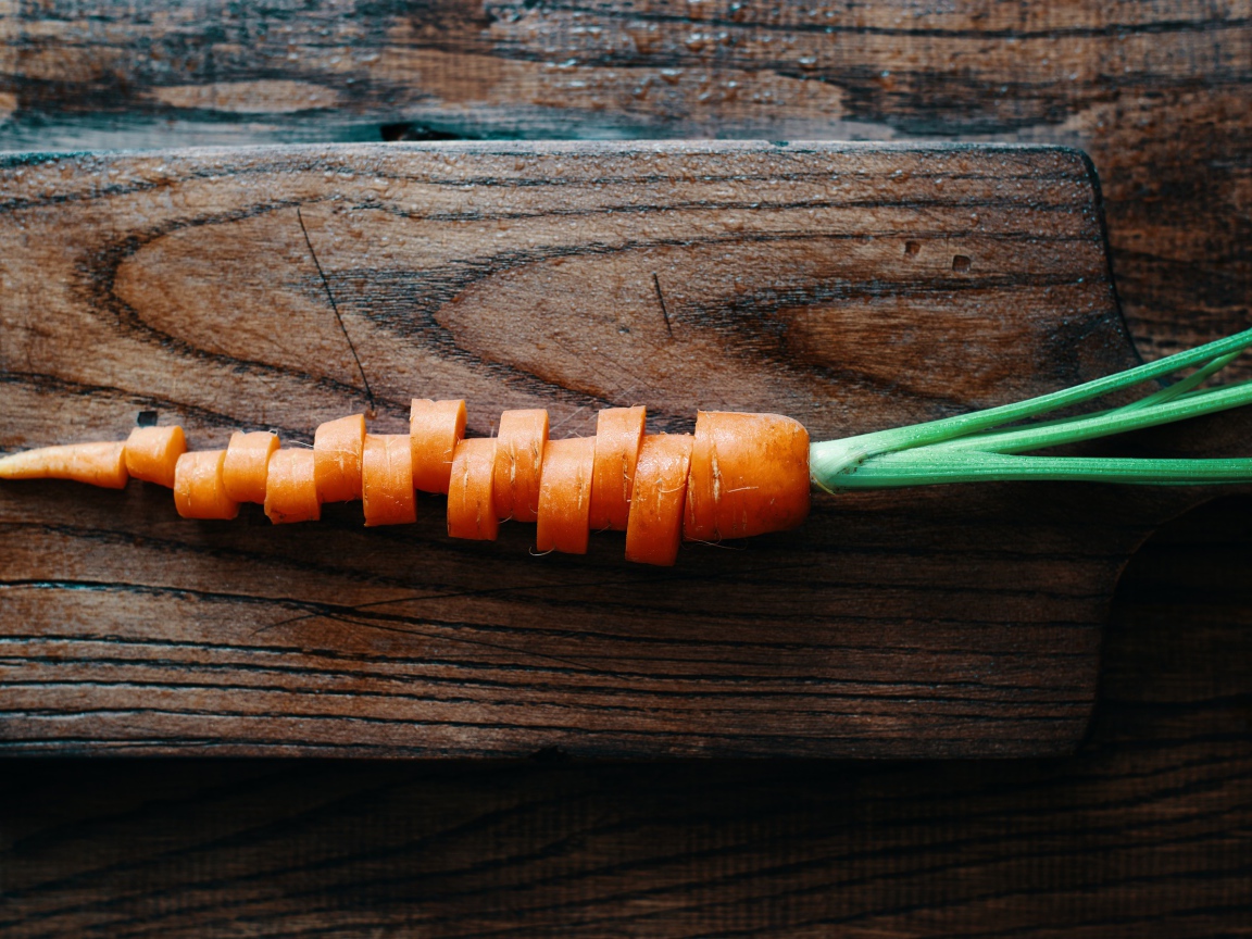 Нарезанная морковь на деревянной доске