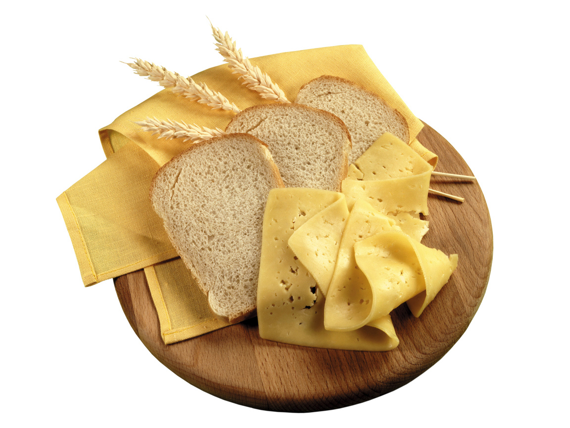Куски хлеба на разделочной доске с сыром 