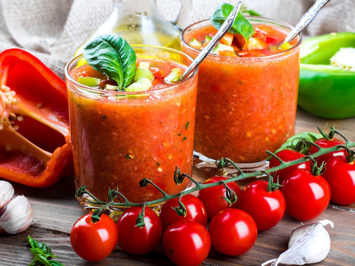 Овощные смузи в стаканах на столе с овощами 