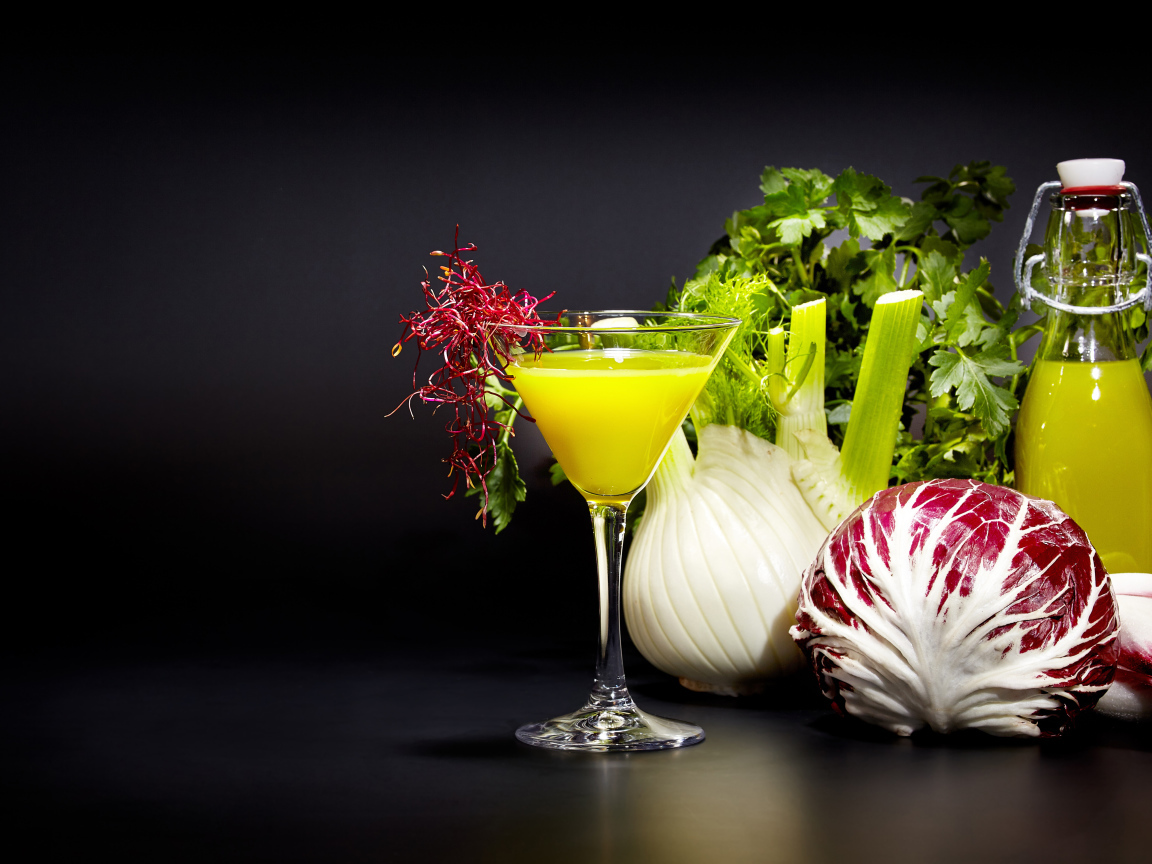 Овощи с зеленью на сером фоне с коктейлем 