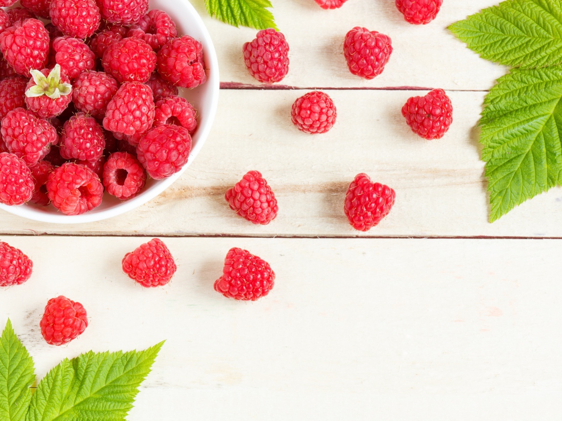 Аппетитные сочные красные ягоды спелой малины