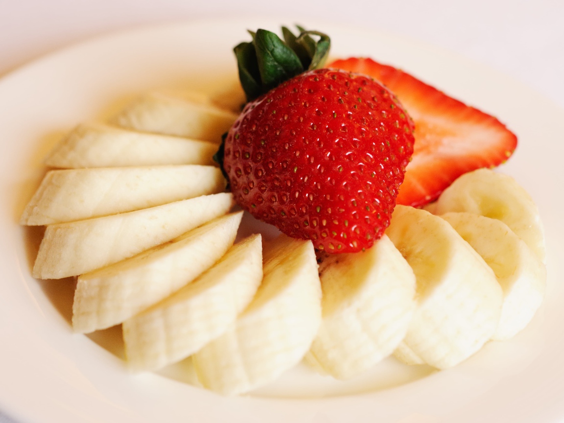 Бананы кусочками с ягодой клубники 