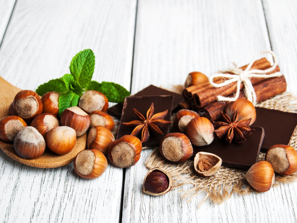Лесные орехи на столе с корицей, бадьяном и корицей