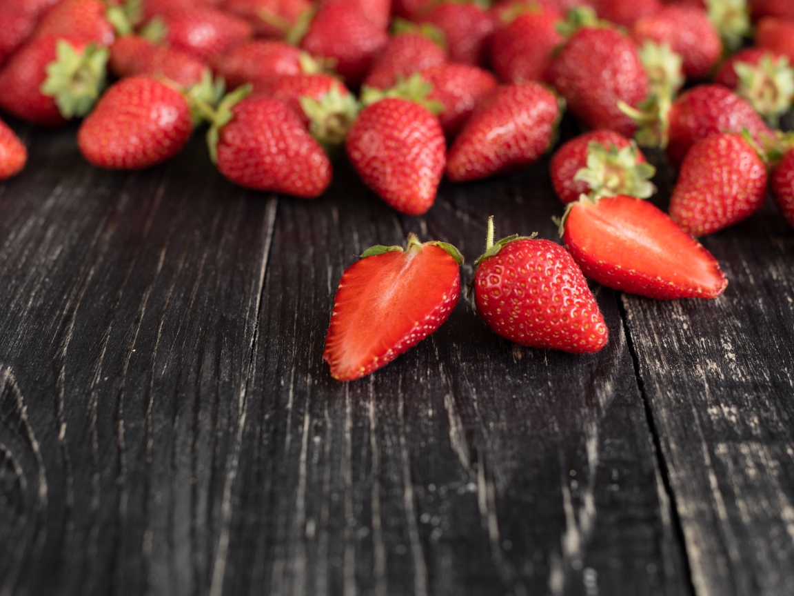 Крупная спелая красная клубника на деревянном столе