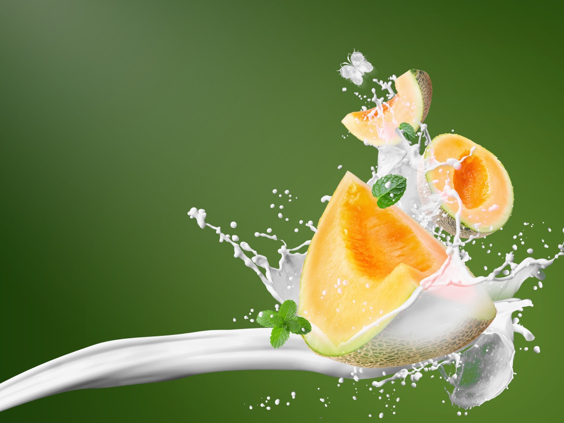 Куски дыни с молоком на зеленом фоне