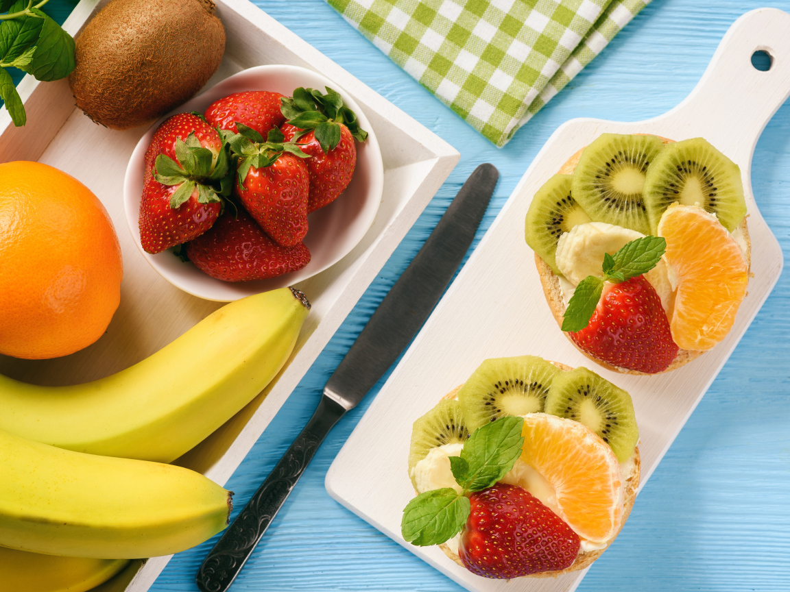 Бутерброды с фруктами на столе на завтрак