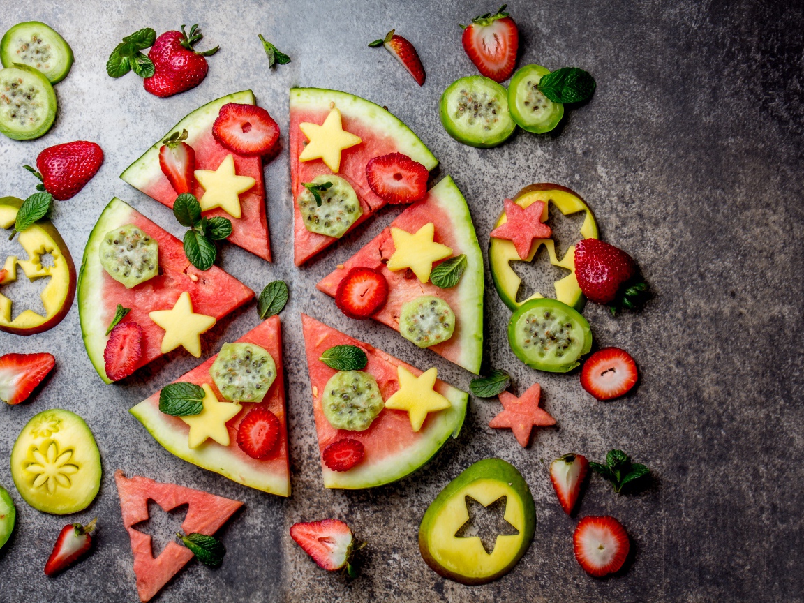 Кусочки арбуза с фруктами на сером фоне