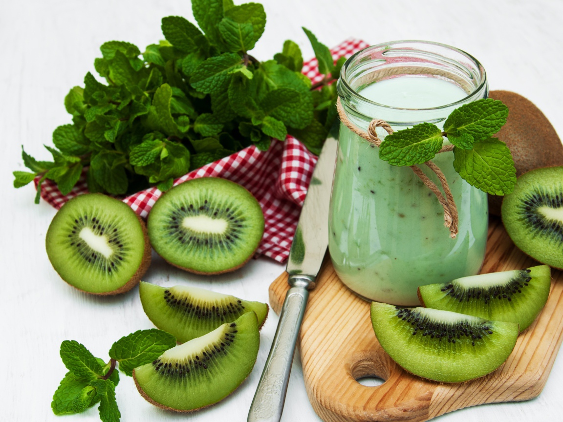 Смузи на столе с киви и мятой 