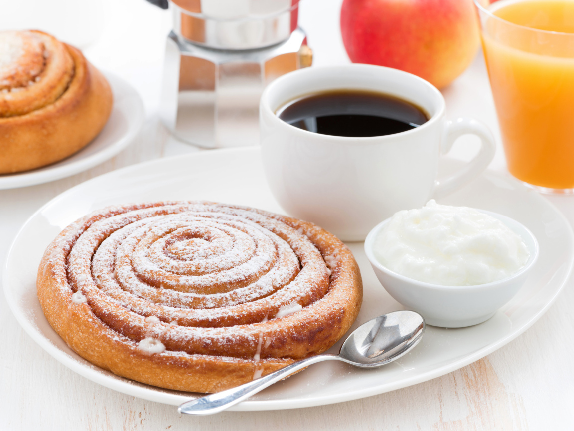 Чашка кофе на тарелке с выпечкой и сливками