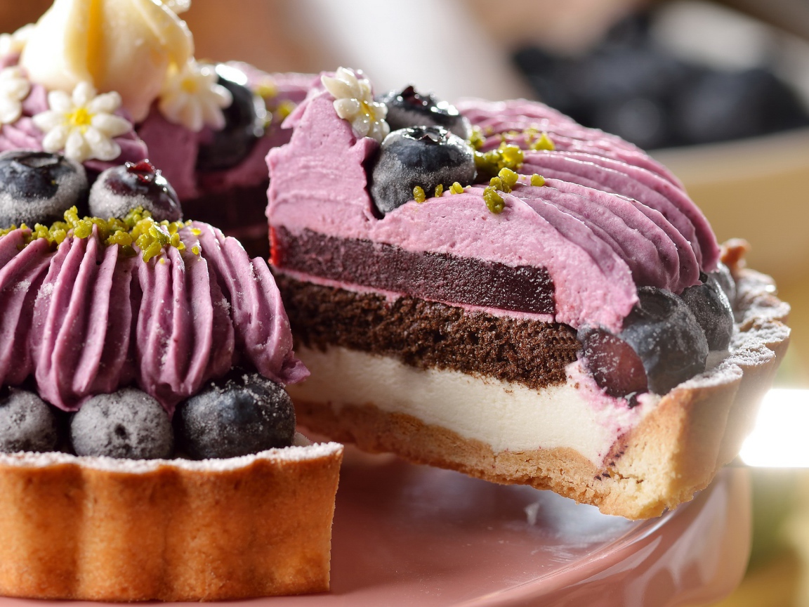 Кусок пирога с творогом, суфле и ягодами черники 