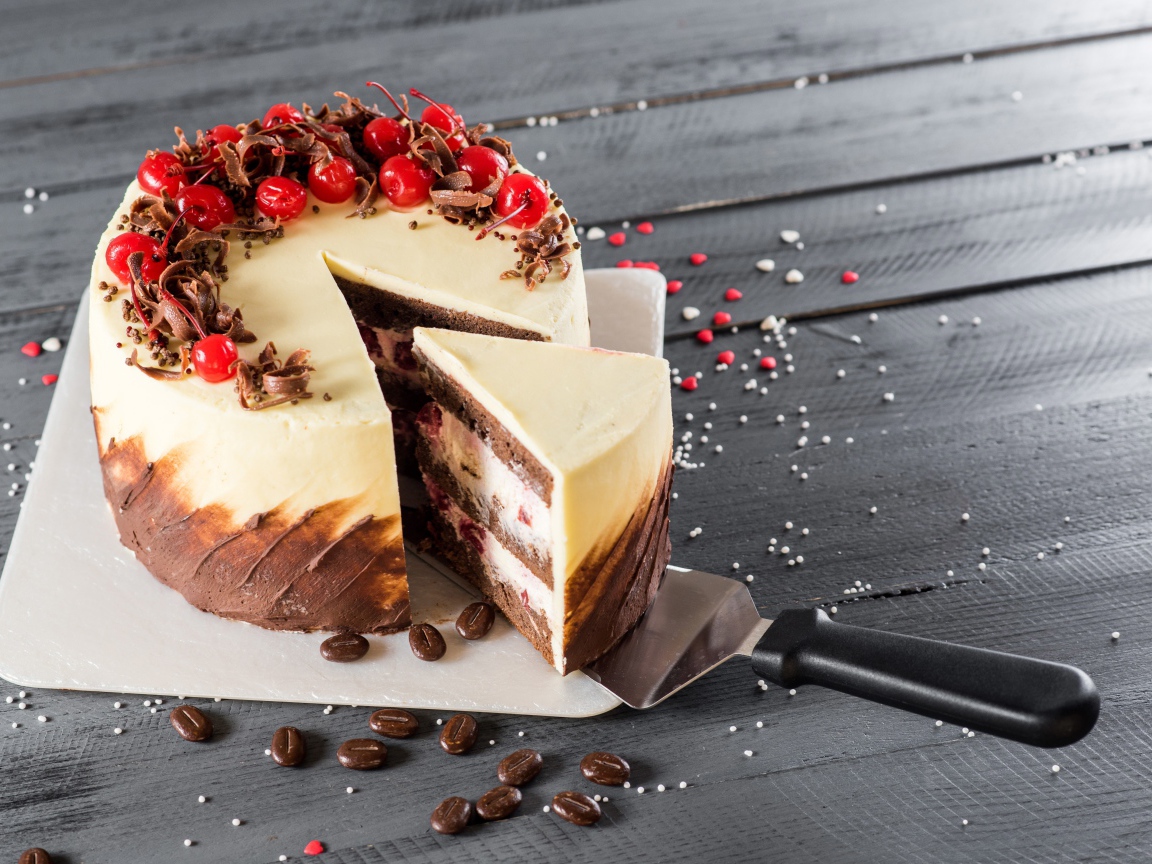 Аппетитный праздничный торт с шоколадом и ягодами вишни 